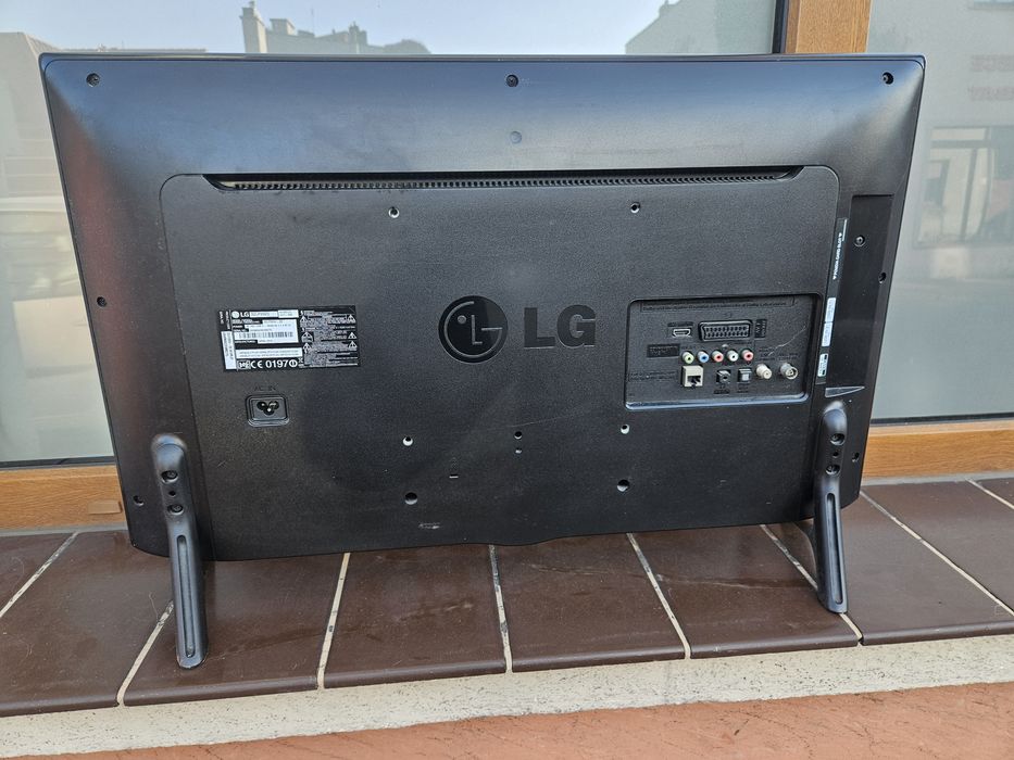Telewizor LG 32LF 592U zbitek