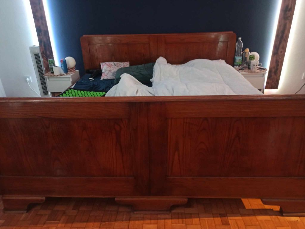 Stare łóżko w dobrym stanie