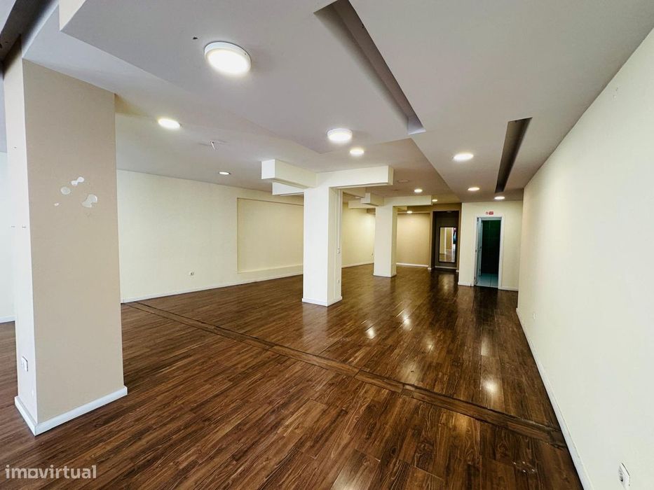 Loja 140 m2 em S. Vicente | Boas montras e visibilidade