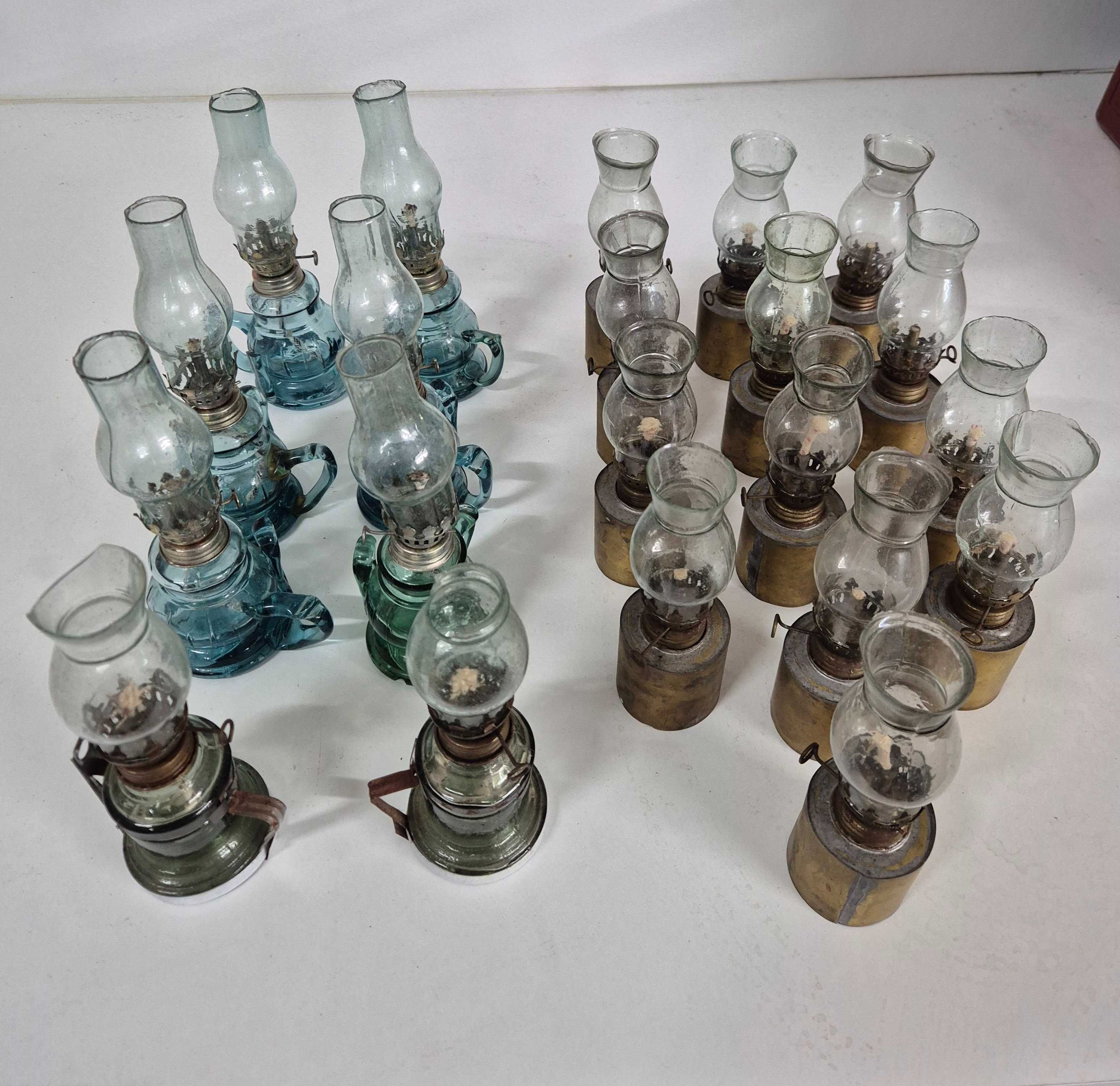 Conjunto de 21 lamparinas em miniatura antigas