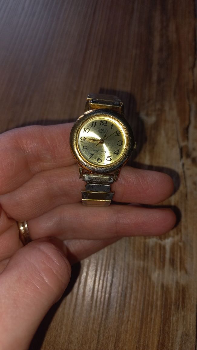 Zegarek Casio złoty kolor
