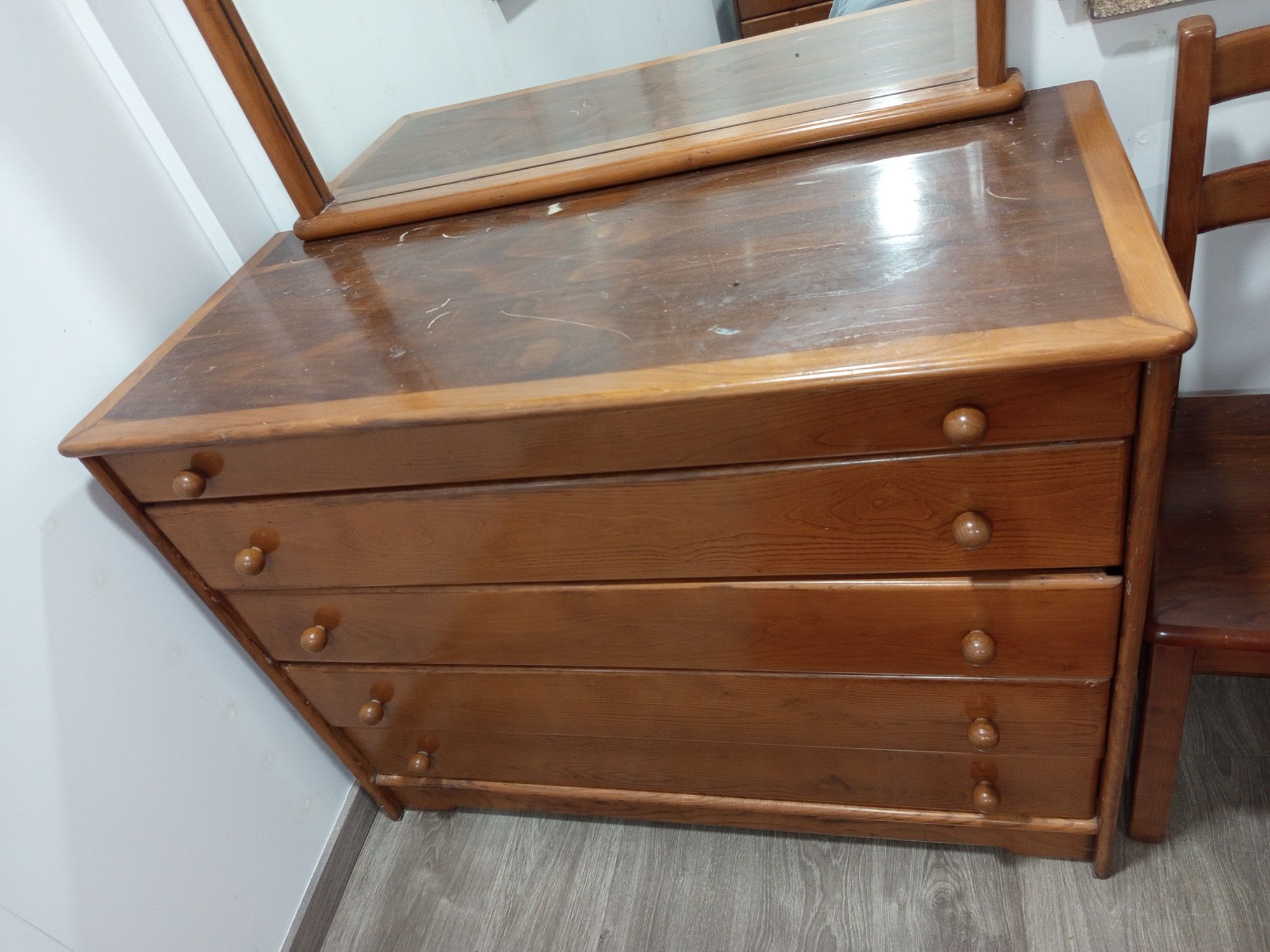 Mobília de quarto com duas mesas de cabeceira cómoda e cadeira