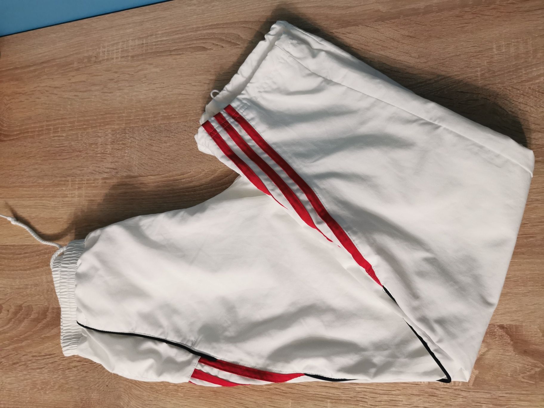 152 Adidas białe spodnie dresowe