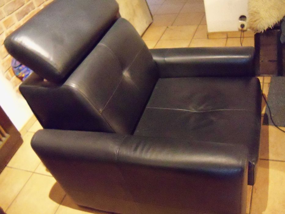 Fotel z czarnrnej skóry regulowanym zagłówkiem