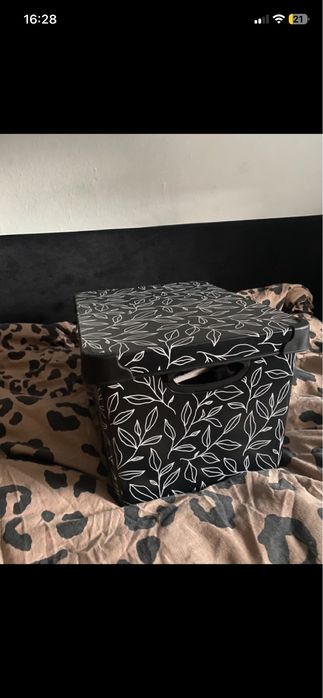 Box z ciuchami bluzy sukienki dwa pudelka i cztery zeszyty