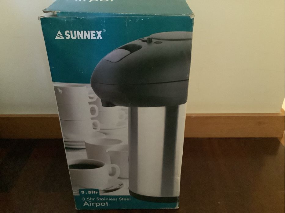 Termos grandepara liquidos quentes, com bomba. Nunca usada, com caixa.
