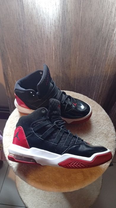 Jordan Max Aura na cor preta e vermelha 36