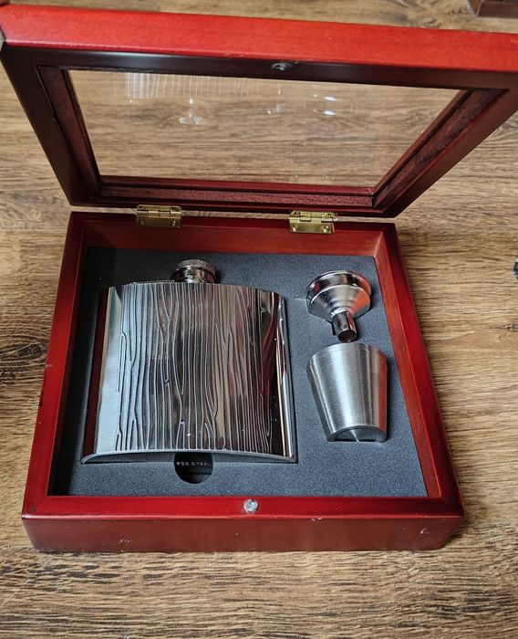 Elegancka piersiówka nieużywana+2 kieliszki+lejek