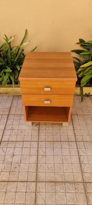 Mesa de cabeceira com 2 gavetas