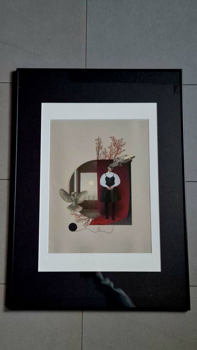 Plakat Aleksandry Morawiak w ramie – surrealistyczna grafika artystycz