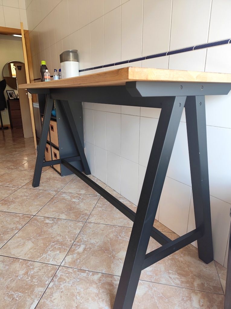 Mesa e bancos estilo Bar