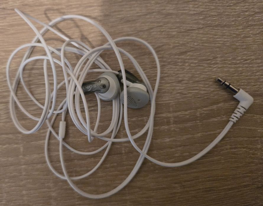 Słuchawki Sony białe przewodowe, douszne, złącze miniJack (3,5mm Jack)