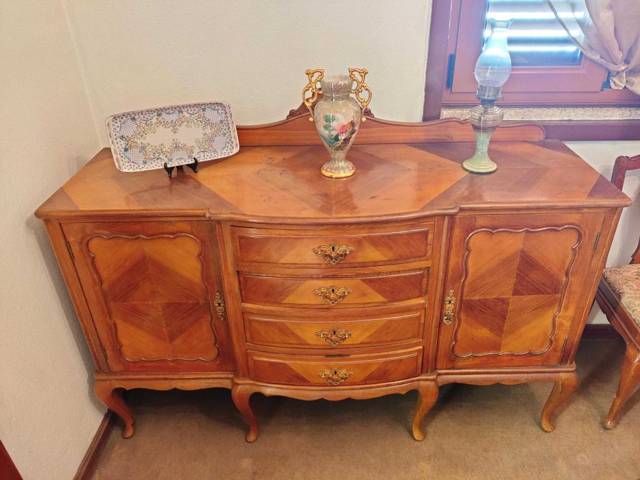 Móvel / Aparador / Louceiro clássico em madeira