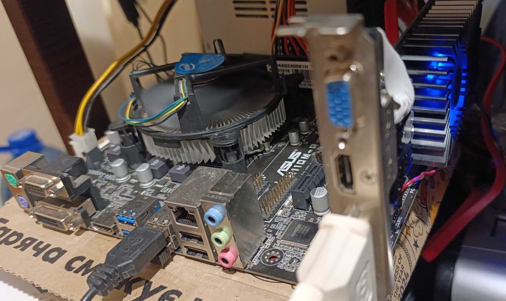 Материнська плата Asus H110M-R (працюють Intel Xeon та Intel Core)