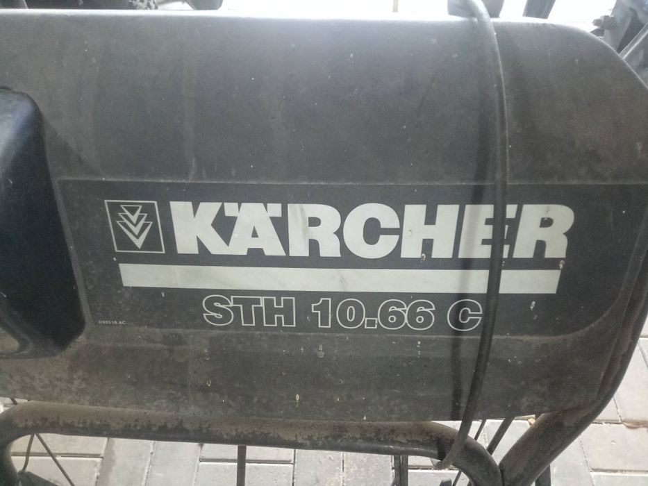 Снегоуборочная машина на гусеничном ходу karcher