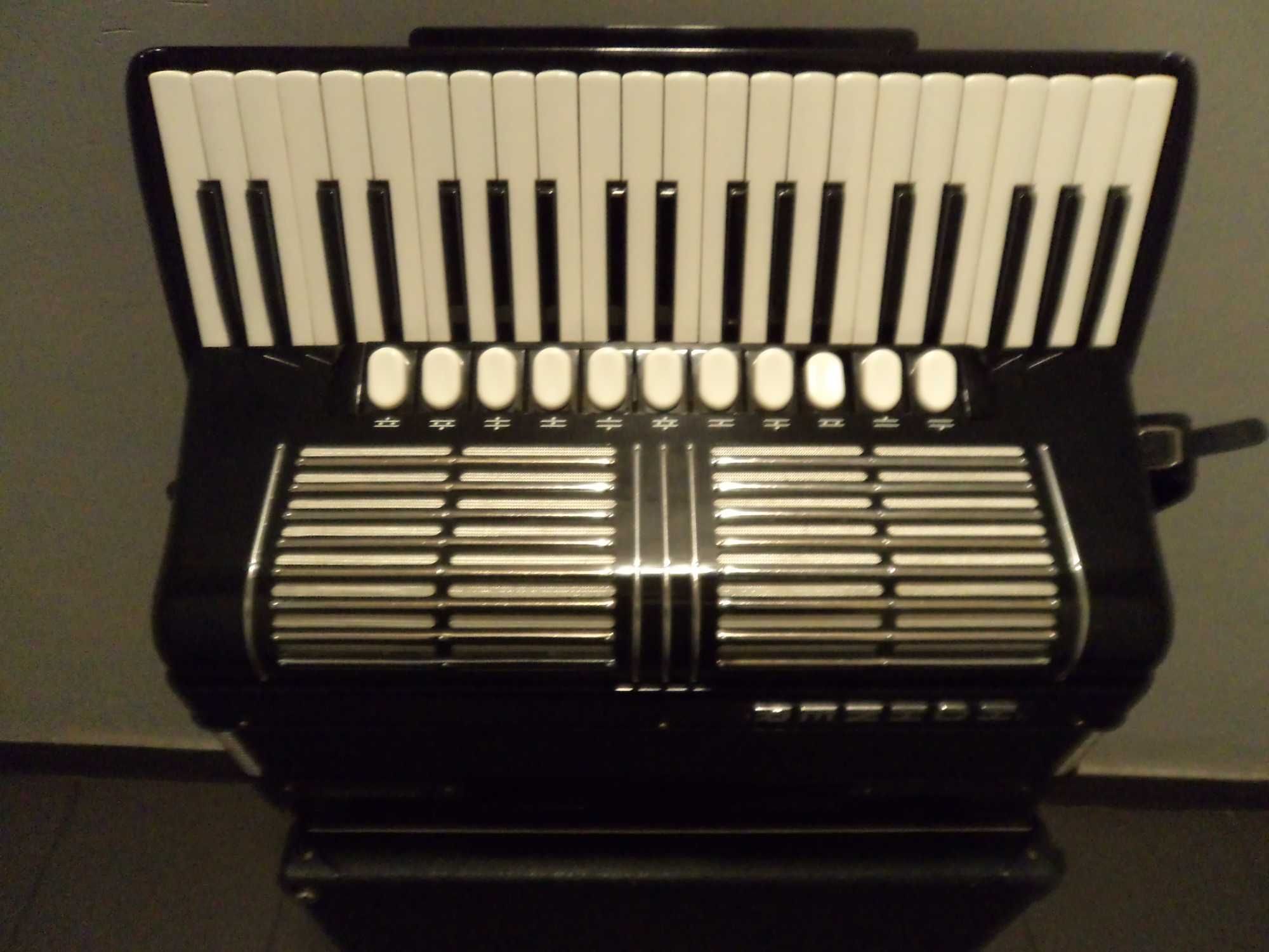 Akordeon Hohner 120 basów