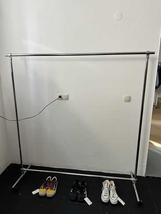 Металевий рейл для одягу