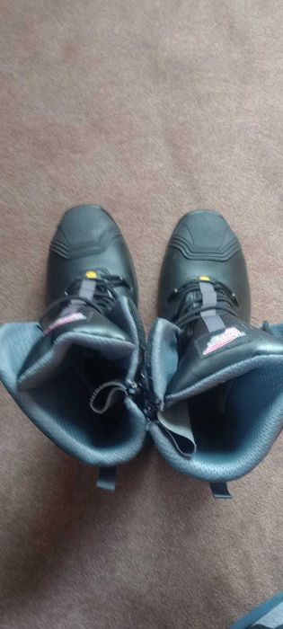 Buty robocze wysokie. Obuwie robocze RED WINGS
