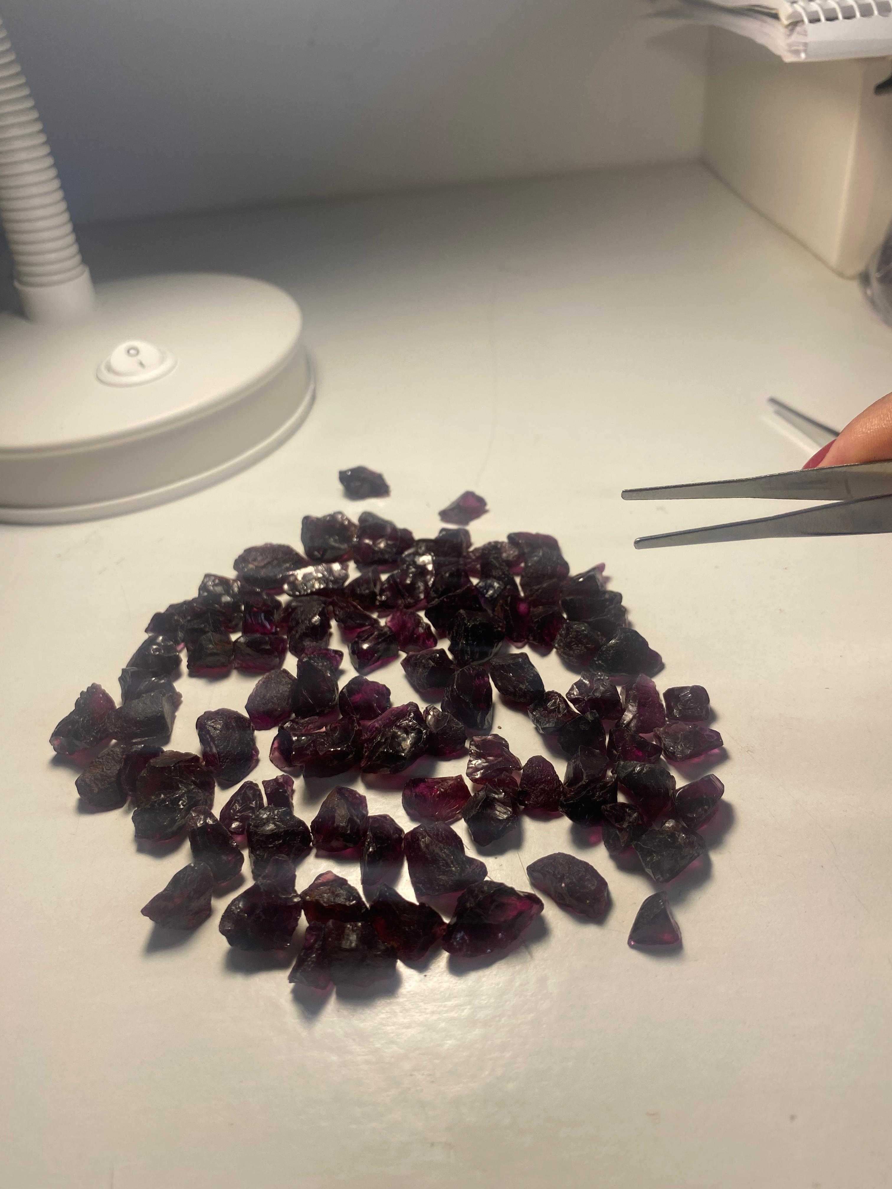 Granada rosa e vermelha Brutos  
Pedras em estado bruto
