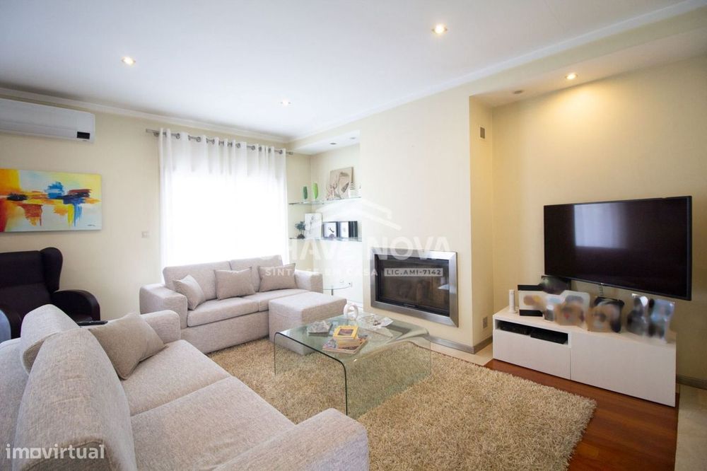 Moradia Geminada V3+1 em Canelas