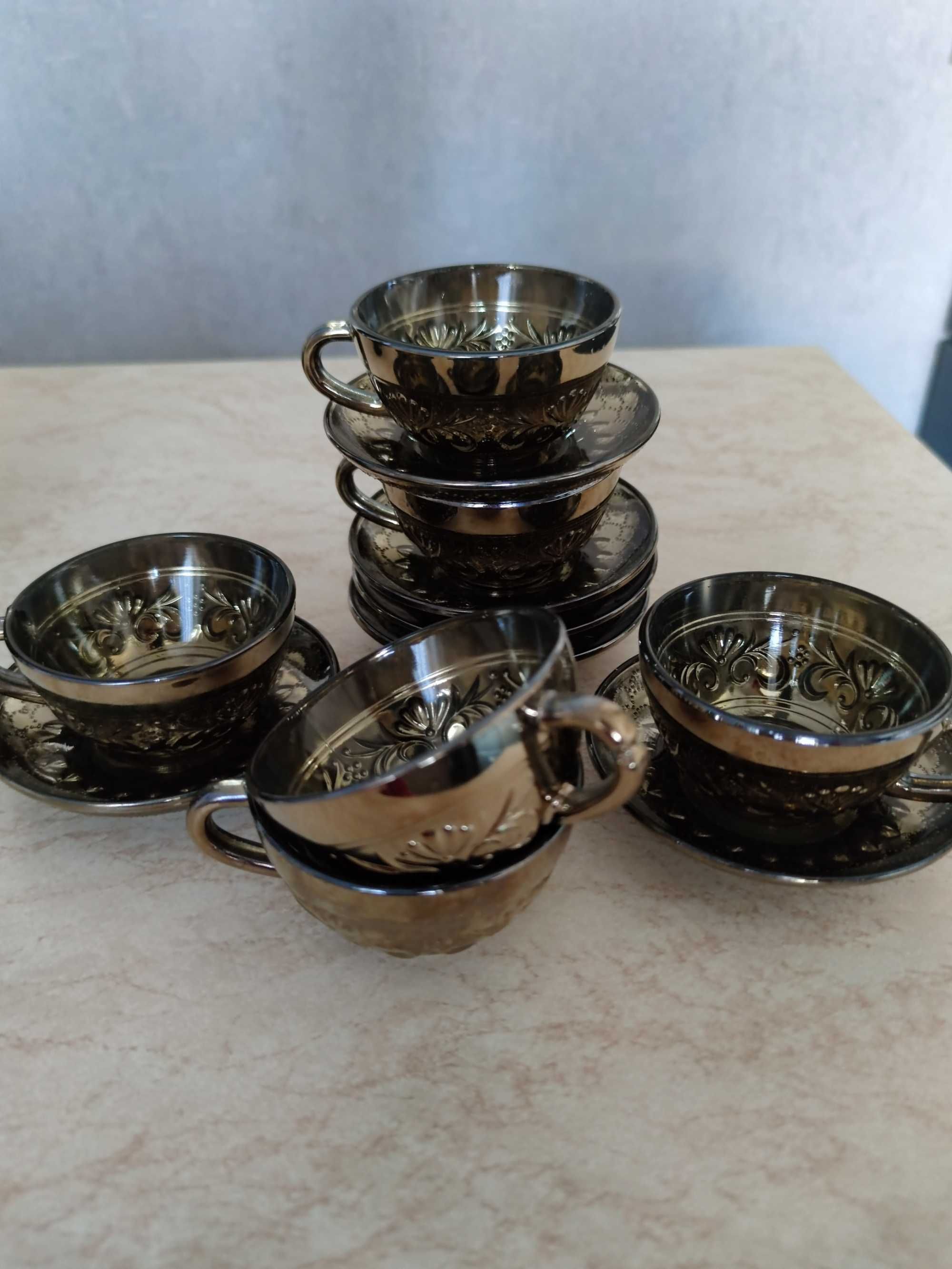 Кофейные чашки с блюдцами, золотой и черный наборы