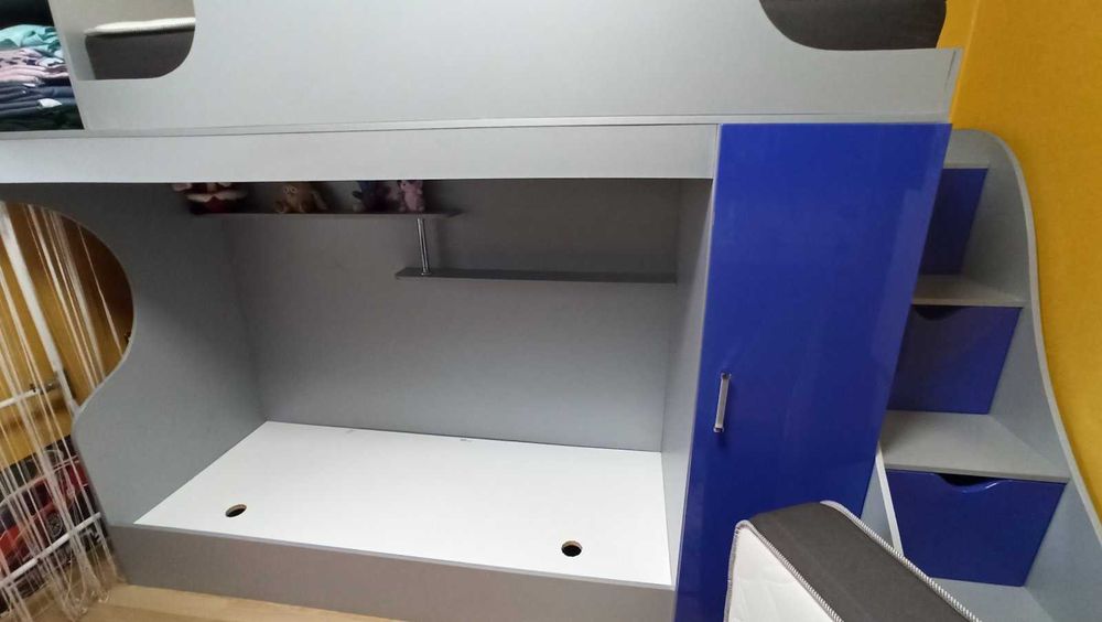 Двохярусне дитяче ліжко