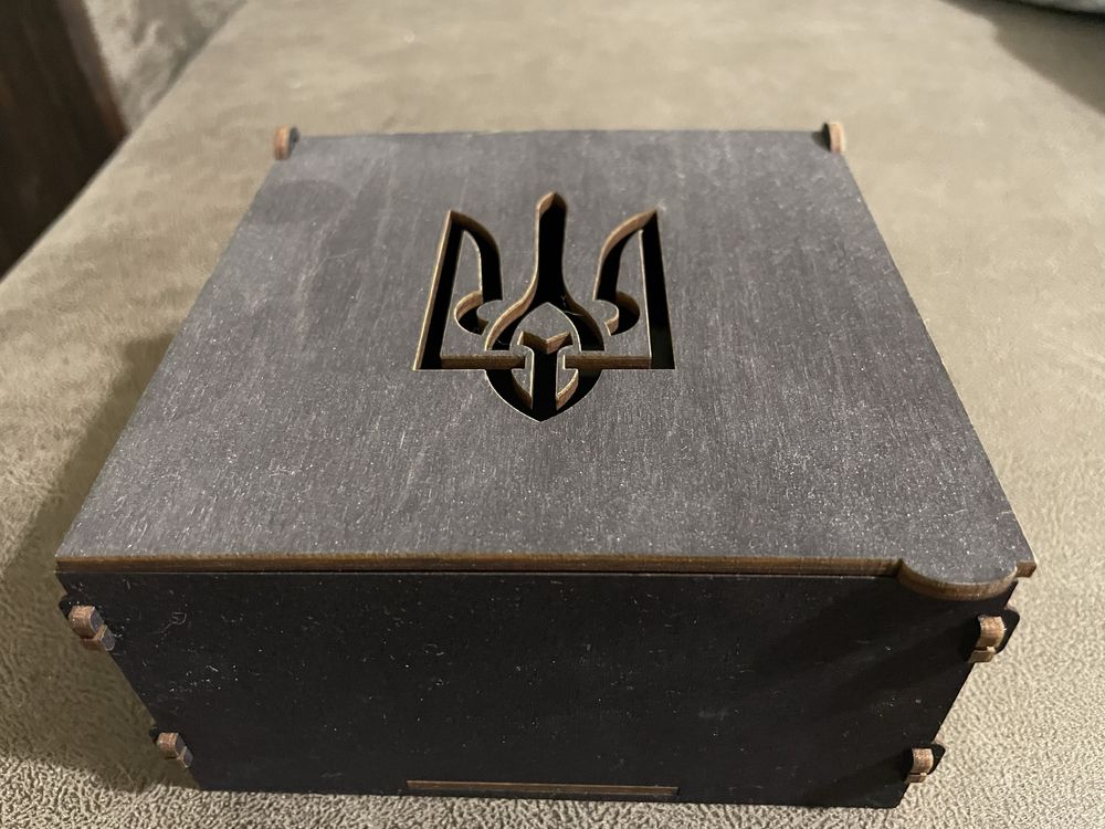 Деревʼяна коробка з гербом України