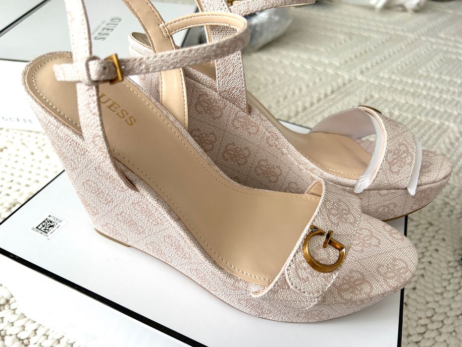 Guess sandaly na koturnie roz 39