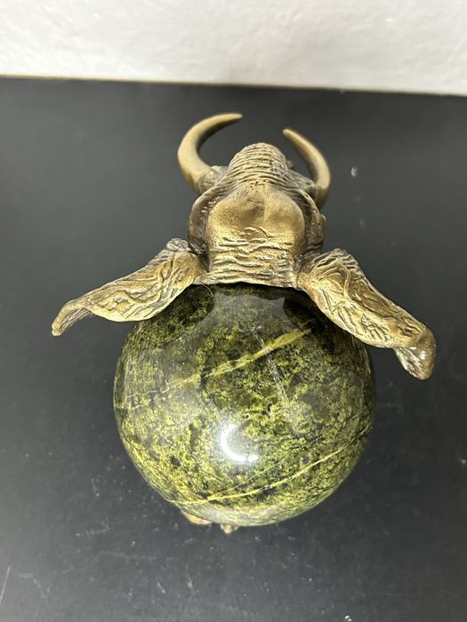 Бронзовая статуэтка Слон с Шаром , камень змеевик
