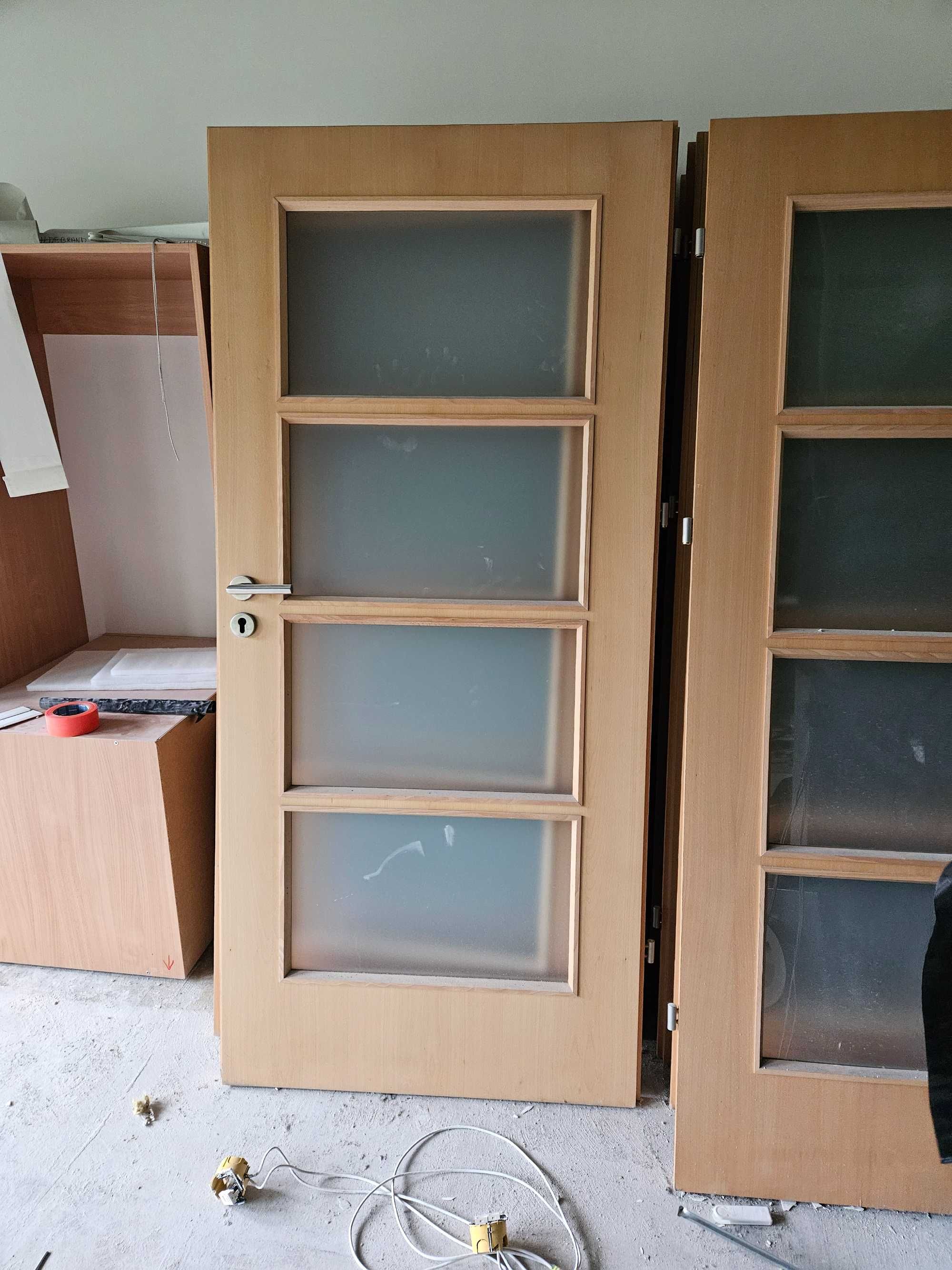 Drzwi wewnetrzne z ościeżnicą regulowana i klamkami