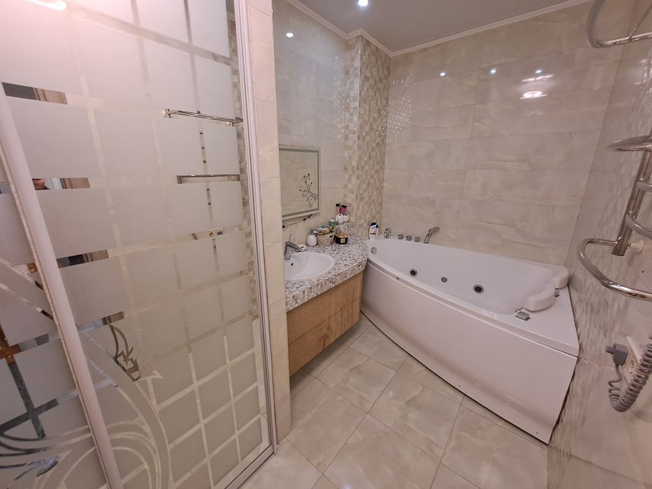 Продам трехкомнатную квартиру у моря Парковая