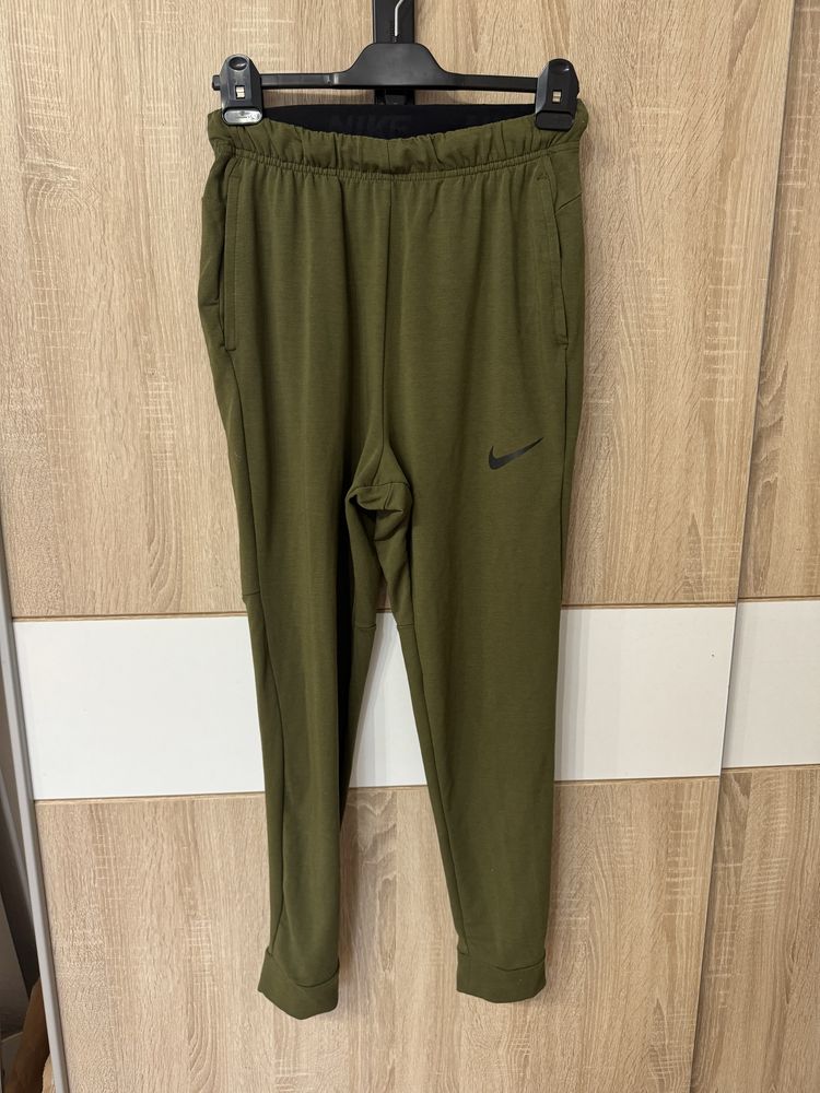 Spodnie dresowe Nike S Dri fit treningowe logowane khaki wysoki stan