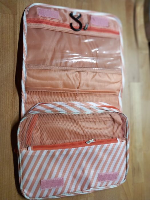 Damska różowa kosmetyczka podróżna paski z wieszaczkiem