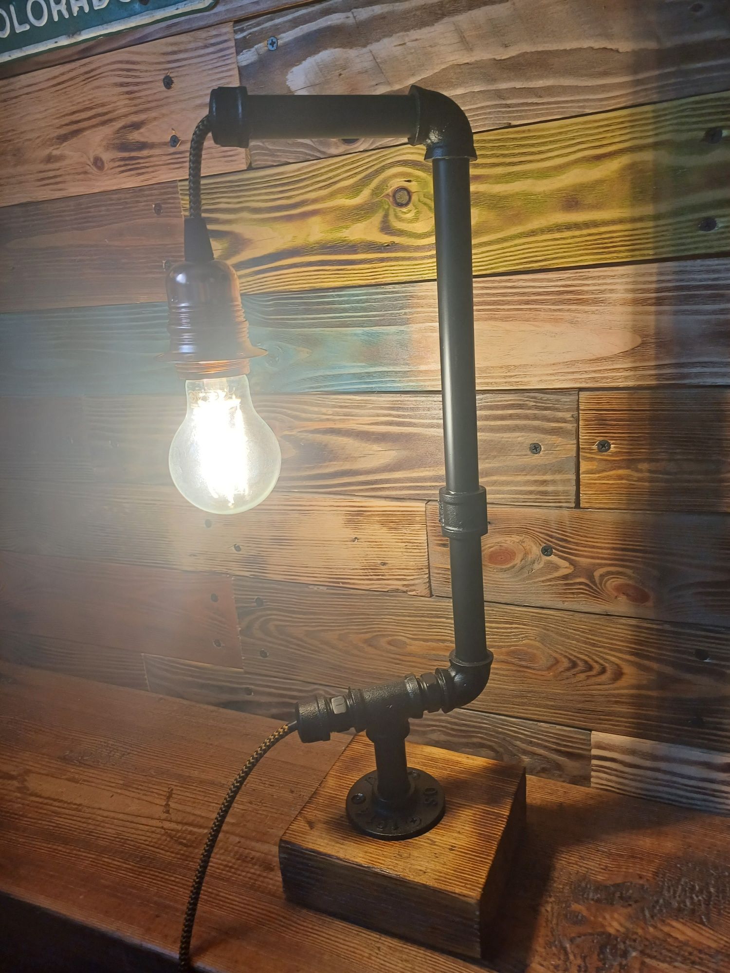 Ciekawa lampka idealna na biurko, w stylu loft