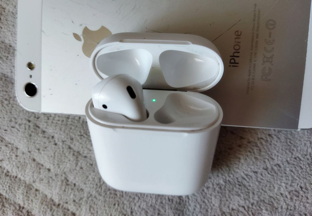 Apple iPhone 5 + Airpods 2 emc 2862 (кейс і лівий навушник)