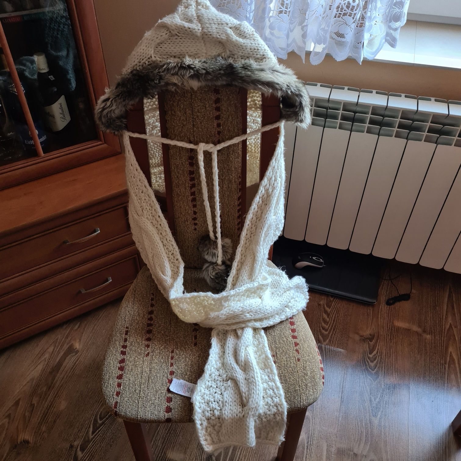Szalokaptur z pomponami New Look