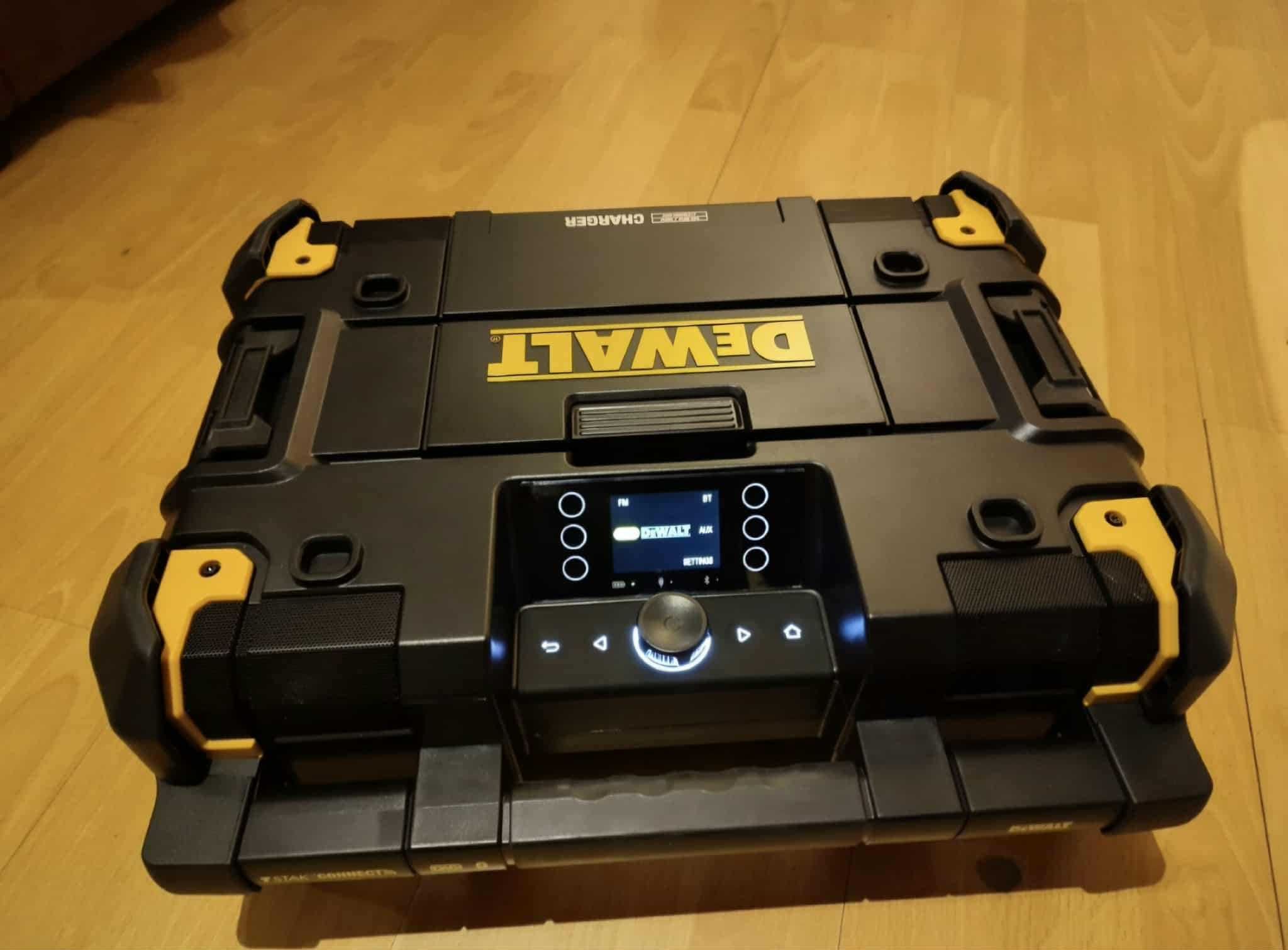 Radio budowlane DeWALT – potężny dźwięk i ładowarka w jednym.