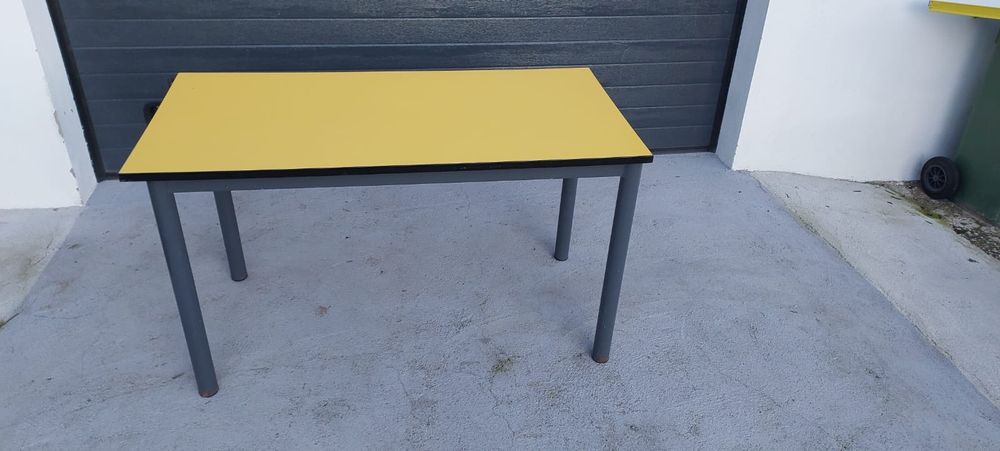 Mesa com pés em ferro