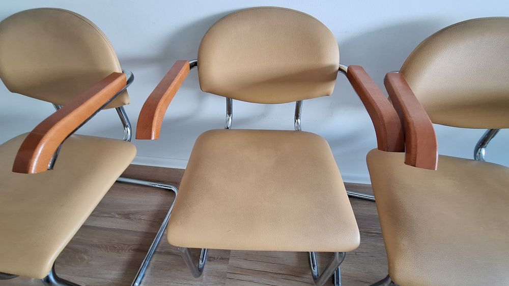 6 krzeseł konferencyjnych swing chromowanych z ekoskory