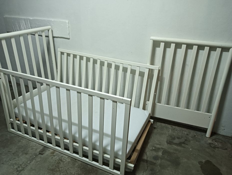 Cama de bebé com rodas e gaveta