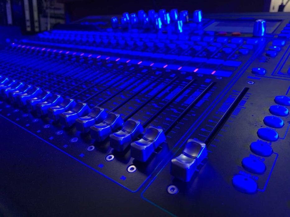 Цифровий мікшерний пульт Allen Heath Qu-24C