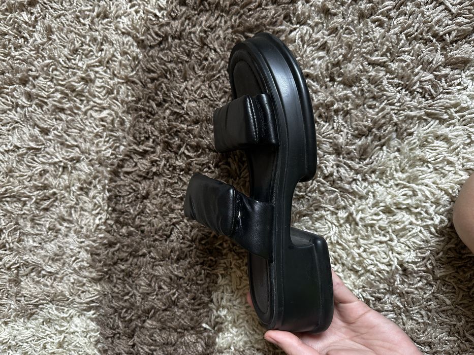 Шльопанці з кож заму