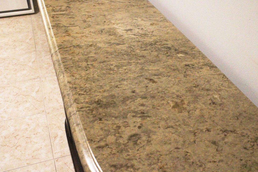 Móvel antigo em madeira escura – Elegância e charme intemporal