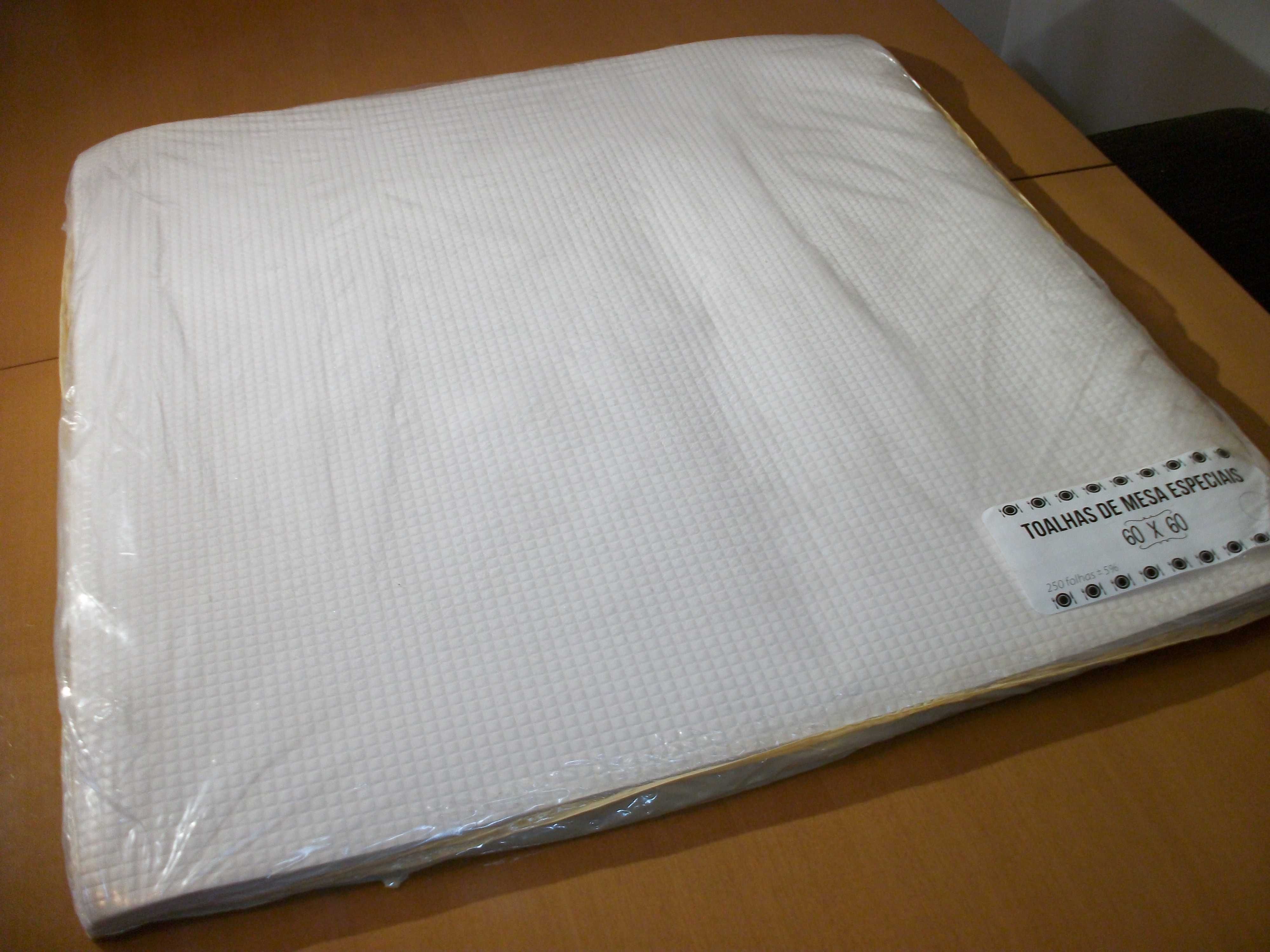 Toalhas de Mesa Papel 60x60 250folhas +/- 5% 1000folhas