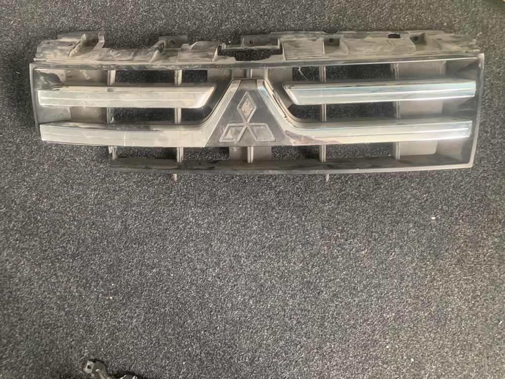 Решітка радіатора mitsubishi pajero wagon 4