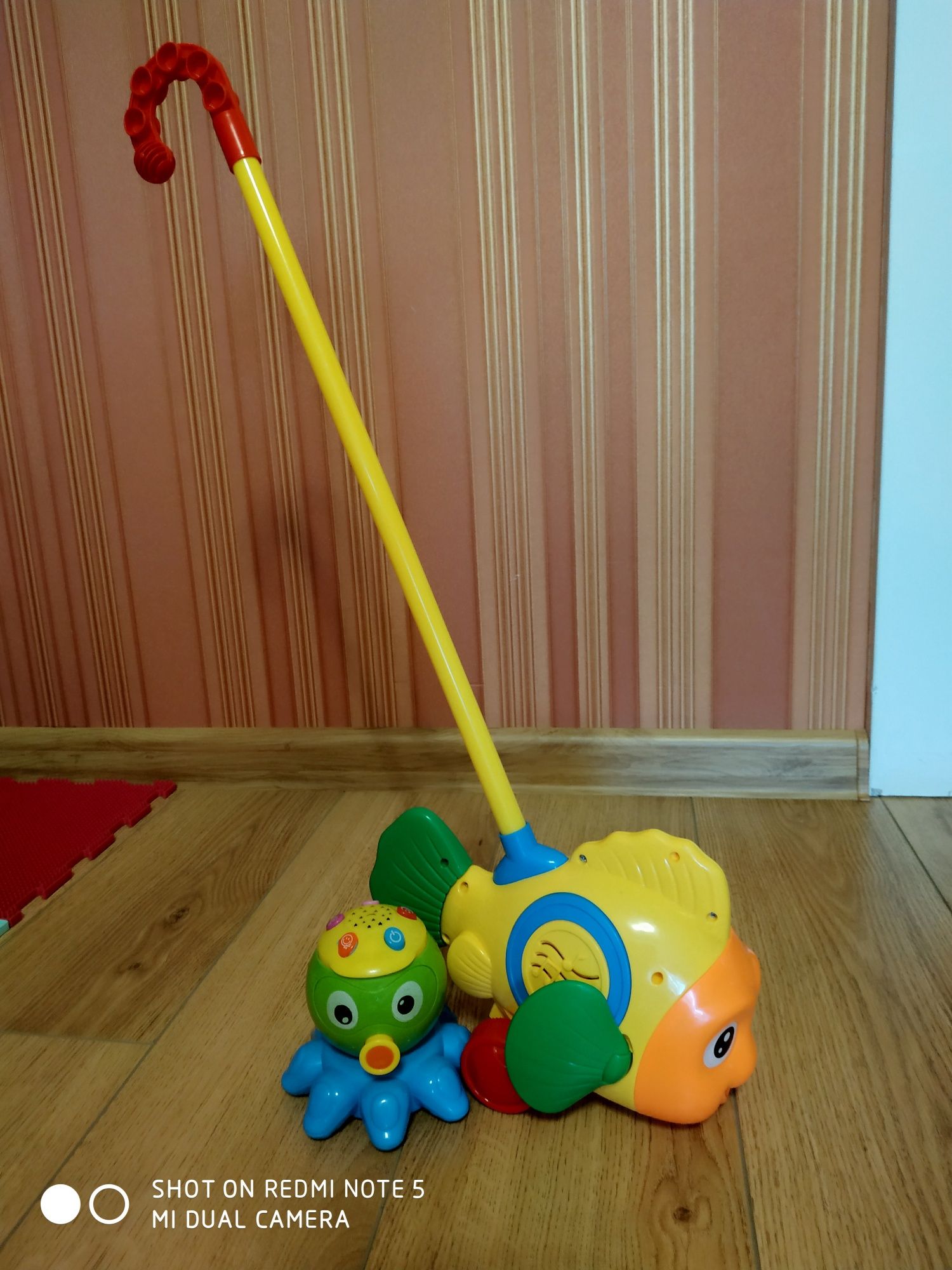 Дитячі іграшки рибка й восьминіг