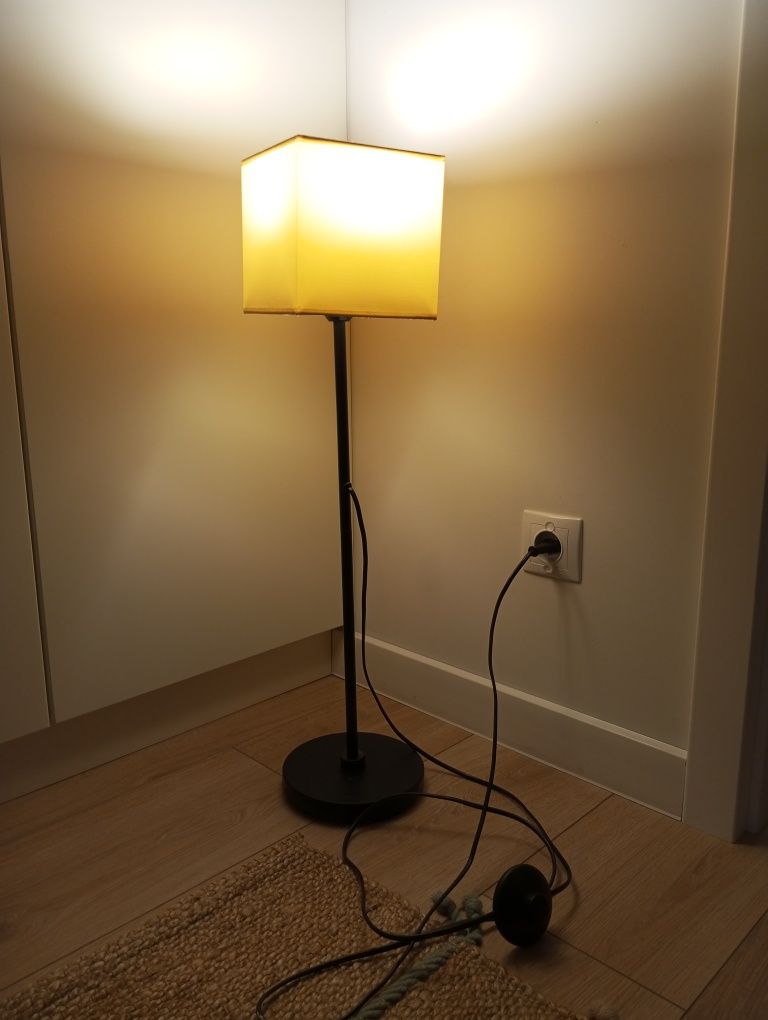 Lampka nocna czarny stelarz