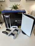 Konsola PlayStation 5 Digital + dwa kontrolery