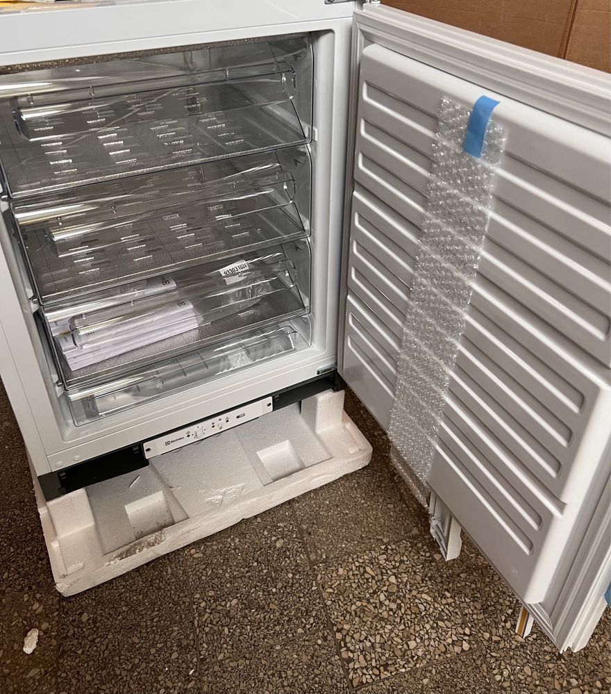 Морозильна камера Electrolux LYB2AF82S