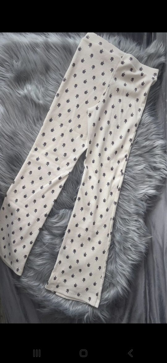 Spodnie  H&M – legginsy 134 – prążkowane, kwiatki, rozszerzane!